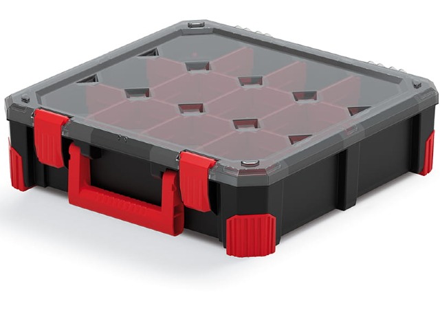 Poliwęglanowa pokrywa chroni skrzynkę przed uszkodzeniem z góry