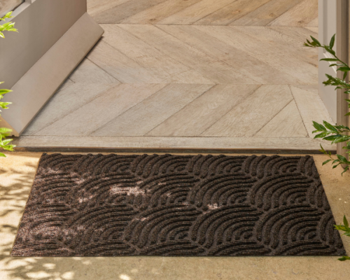 Wycieraczka pod drzwi brązowa 75 x 45 cm Waves - aranżacja przed wejściem