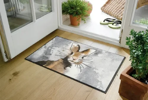 Wycieraczka wewnętrzna 75 x 50 cm z królikiem - aranżacja  w przedpokoju