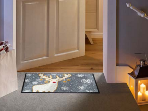 Świąteczna wycieraczka do butów 75 x 50 cm Renifer - prezentacja przed drzwiami