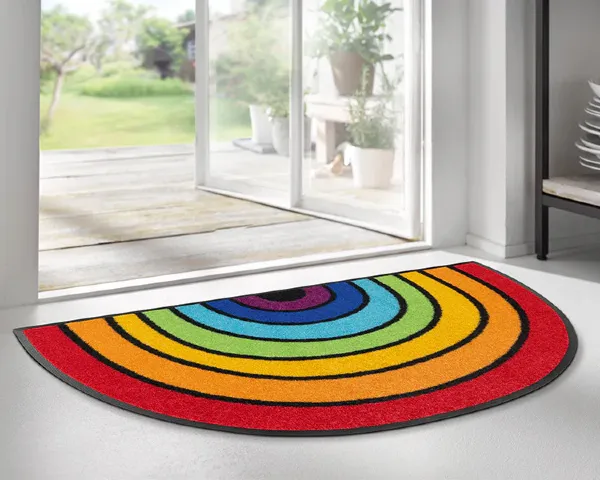 Wycieraczka pod drzwi półokrągła 85 x 50 cm kolorowa tęcza - aranżacja przed drzwiami