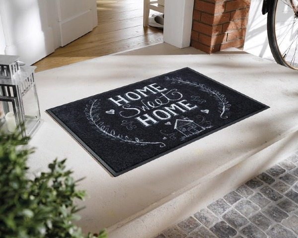 Wycieraczka pod drzwi z napisami Home, Sweet Home 75 x 50 cm - aranżacja przed wejściem