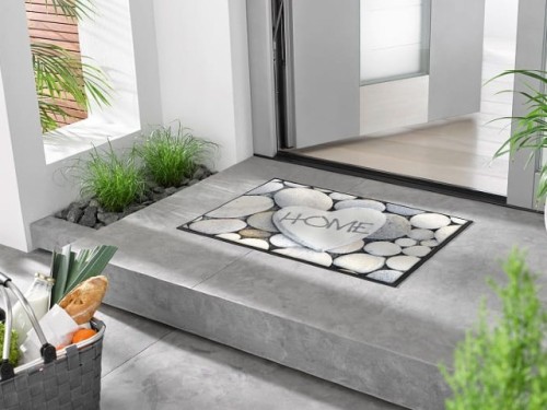 Wycieraczka wejściowa z napisem 75 x 50 cm w szare kamienia - prezentacja przed drzwiami