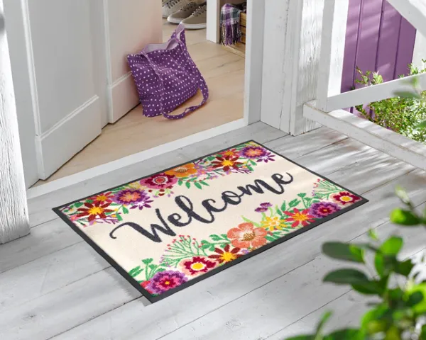 Wycieraczka do butów z napisem 85 x 60 cm - prezentacja przed drzwiami wejściowymi