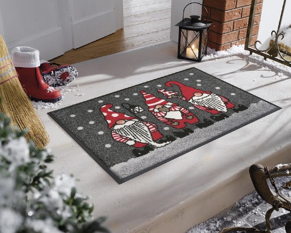 Wycieraczka świąteczna 75 x 50 cm - aranżacja przed drzwiami wejściowymi