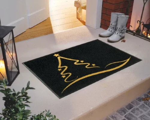 Wycieraczka świąteczna z choinką 60 x 40 cm - aranżacja pod drzwiami wejściowymi