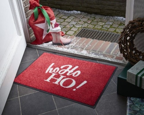 Świąteczna wycieraczka z napisem 75 x 50 cm - prezentacja przed drzwiami