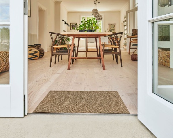 Brazowa-wycieraczka-do-butow-75-x-45-cm-aranzacja-przed-drzwiami-na-taras