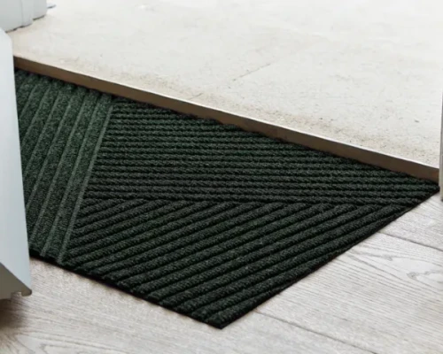 Wycieraczka zewnętrzna pod drzwi 90 x 60 cm zielona - aranzacja przy wejsciu
