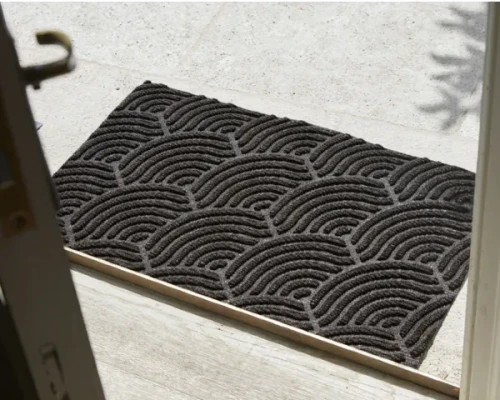 Wycieraczka zewnętrzna pod drzwi brązowa 75 x 45 cm -  prezentacja pod drzwiami wejściowymi