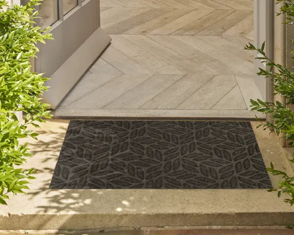 Wycieraczka do butów zewnętrzna 90 x 60 cm brązowa - prezentacja przed drzwiami wejściowymi