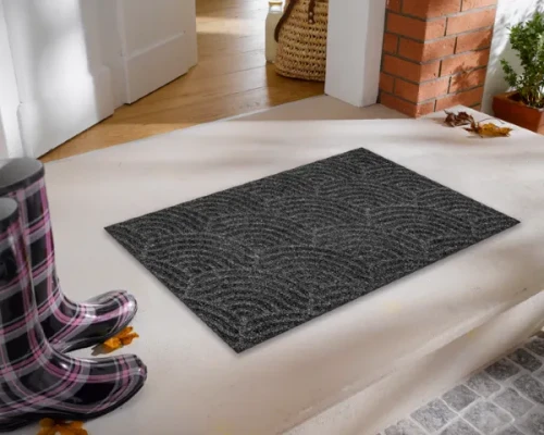 Wycieraczka pod drzwi szara 90 x 60 cm Dune Waves - prezentacja przy drzwiach wejściowych