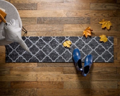 chodnik-do-przedpokoju-czarny-aranzacja-w-domu