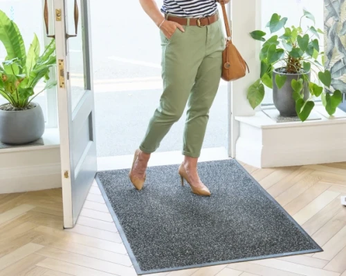 Wycieraczka wejściowa 85x150cm SuperMata szara Heather Grey - aranżacja w salonie kosmetycznym