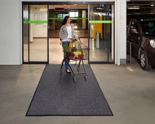 Chodnik-tekstylny-SuperMata-czarny-115x360-cm-prezentacja-na-parkingu-centrum-handlowego