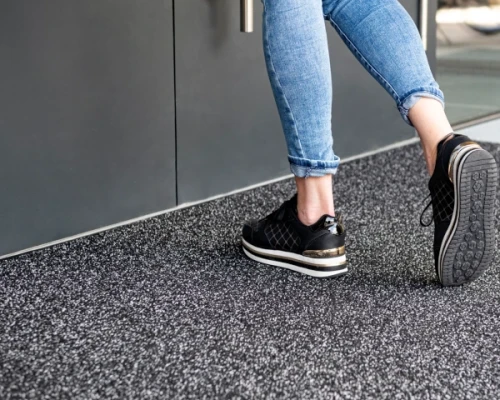 Wycieraczka-do-butow-obiektowa-SuperMata-czarna-Black-Lava-prezentacja-w-recepcji