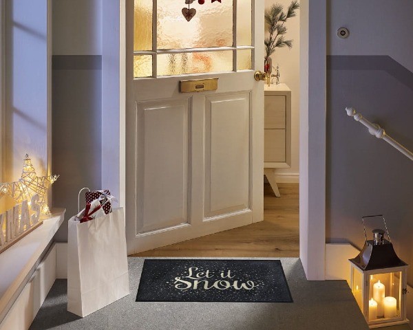 Swiateczna-wycieraczka-do-butow-z-napisem-60-x-40-cm-aranzacja-przed-mieszkaniem