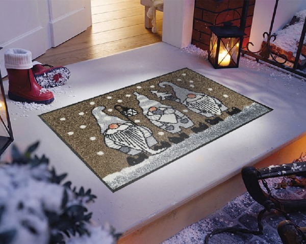 Bożonarodzeniowy dywanik Krasnoludki 60 x 40 cm - prezentacja przed drzwiami wejściowymi