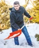 Praktyczne zastosowanie zimowego narzędzia Ramp z trzonkiem drewnianym podczas usuwania warstw śniegu i przymarzniętego błota z przydomowego podjazdu.