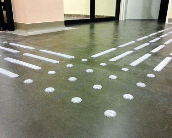 oznakowania dla niewidomych-guzy-aranzacja-sciezka-dla-niewidomych