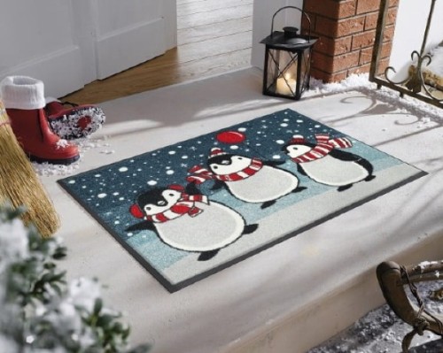 Świąteczny dywanik drzwiowy z pingwinami 75 x 50 cm prezentacja przed drzwiami