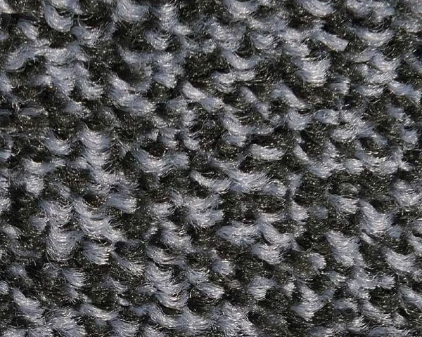 Zbliżenie na grafitowe włókno High-Twist Nylon profesjonalnej wycieraczki wejściowej Strongmata.