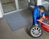 Odporna mata z gumowym spodem nitrylowym Strongmata rozłożona w warsztacie samochodowym.