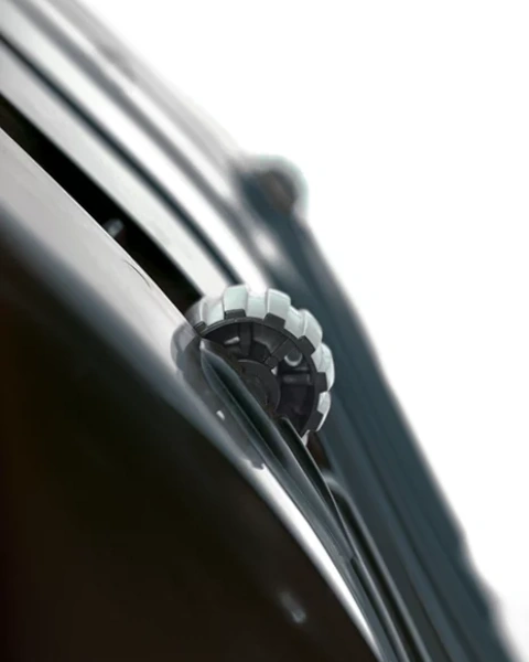 spychacz-do-sniegu-czarny-snow-rider-zblizenie-na-rolki