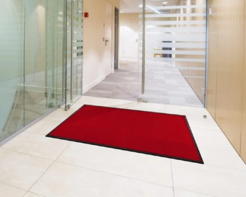 Profesjonalna-wycieraczka-wewnetrzna-czerwona-Monokolor-aranzacja-w-korytarzu