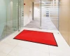 Profesjonalna-wycieraczka-wewnetrzna-czerwona-Monokolor-prezentacja-w-korytarzu