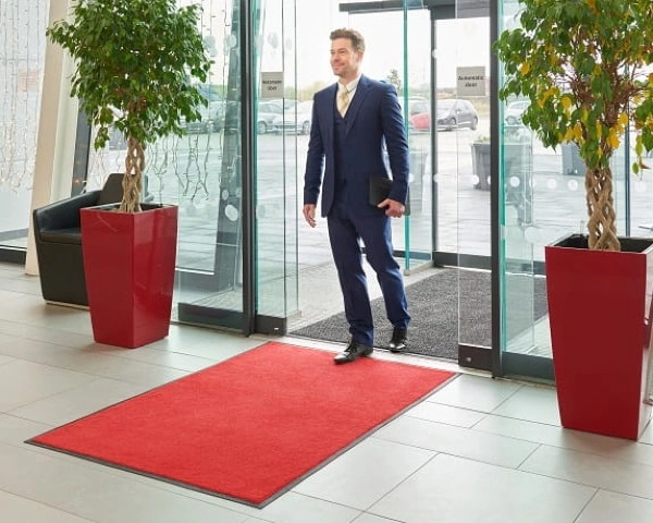 Czerwona-mata-tekstylna-wejsciowa-aranzacja-przy-wejsciu