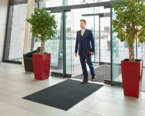 Duza-szara-wycieraczka-pod-drzwi-aranzacja-przy-wejsciu