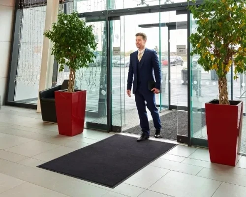 Czarna-mata-tekstylna-wejsciowa-aranzacja-przy-wejsciu