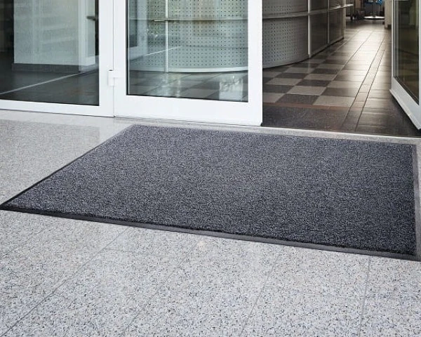 wycieraczka-wejsciowa-cm-szara-prezentacja-przy-drzwiach