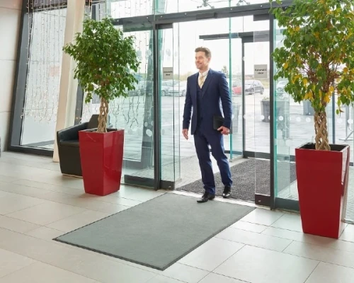 Wycieraczka-pod-drzwi-duza-szara-150x240-cm-Monokolor-aranzacja-przy-wejsciu-do biura