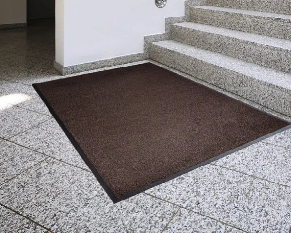 wycieraczka-wejsciowa-cm-szara-prezentacja-przy-schodach