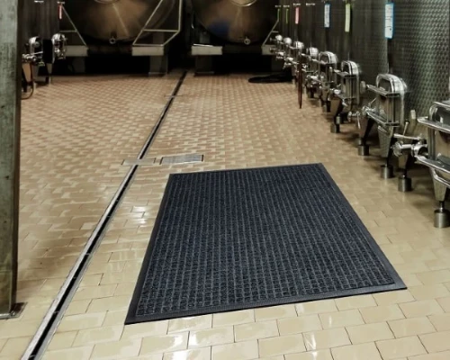 Wycieraczka-pod-drzwi-czarna-115-x-240-cm-Water-Horse-prezentacja-na-podlodzie