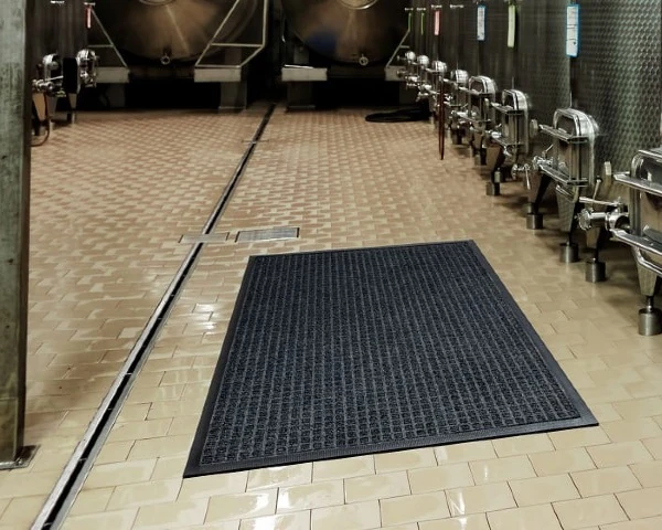 Wycieraczka-do-biura-85-x-150-cm-Water-Horse-aranzacja-na-podlodze