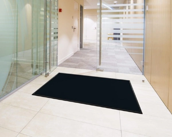 Profesjonalna-wycieraczka-wewnetrzna-czarna-Monokolor-prezentacja-w-korytarzu