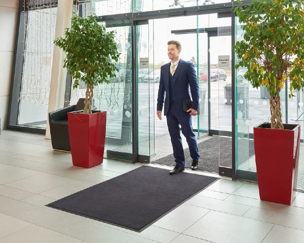 Wycieraczka do butów Monokolor 85 x 120 cm kolor czarny Raven Black - aranżacja w biurowcu