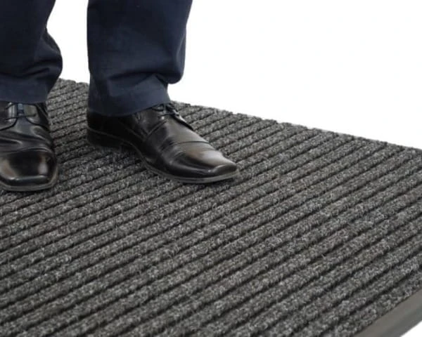 wycieraczka-do-butow-czarnaa-ryfelmata-prezentacja-zastosowania