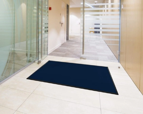 Profesjonalna-wycieraczka-wewnetrzna-niebieska-Monokolor-prezentacja-w-korytarzu