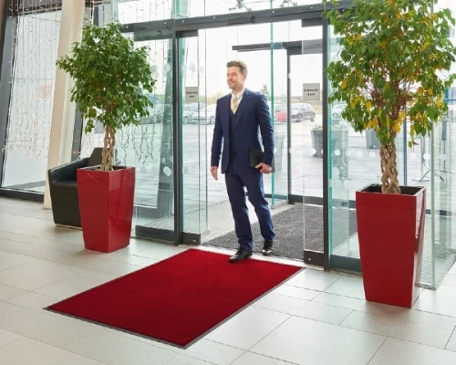 Czerwona-wycieraczka-podgumowany-Monokolor-Regal-Red-aranzcja-przy-wejsciu