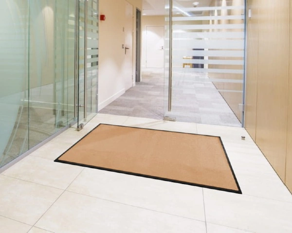 Profesjonalna-wycieraczka-wewnetrzna-beżowa-Monokolor-aranzacja-w-korytarzu