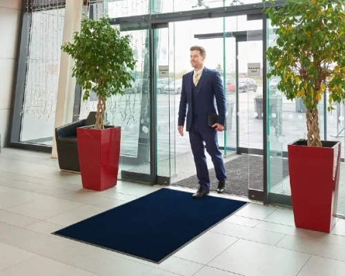 Wycieraczka-pod-drzwi-duza-niebieska-85x150-cm-Monokolor-aranzacja-przy-wejsciu-do biura