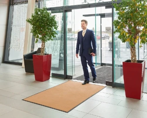 Duża wycieraczka do butów Monokolor 85 x 150 cm kolor beżowy Sahara - aranżacja w budynku