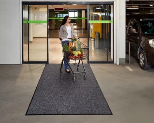 Wycieraczka-obiektowa-SuperMata-czarna-prezentacja-na-parkingu-centrum-handlowego