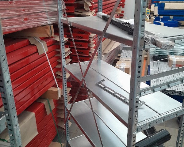 Półka panelowa do regału magazynowego 100x20 cm stalowa - prezentacja zestawu 120 kg na poziom