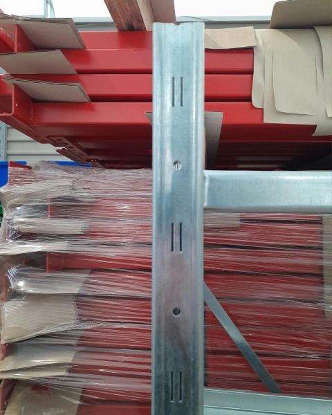 Noga-do-regalu-magazynowego-panelowego-250-cm-prezentacja-z-zamocowana-belka