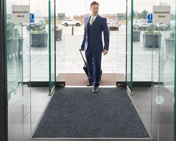 wycieraczka-wejsciowa-szara-aranzacja-w-hotelu